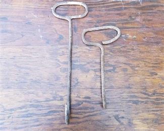 2 hay hooks