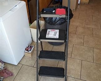 Rubbermaid RMS-3T 3-Step Steel Step Stool with Project Tray