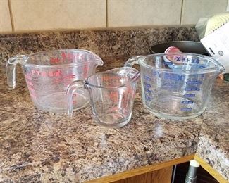 3 glass measuring cups