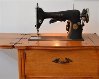 Vintage Singer Sewing Machine 