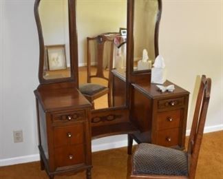 Vintage dressing table and chairs - super condition