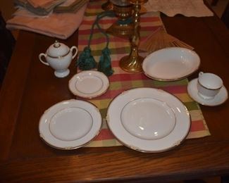 Impeccably care-for Wedgewood china (set of 10 place settings) - Cavendish pattern plus sugar and cream and serving bowl