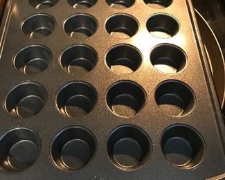 Wilton Muffin Tin 24 c