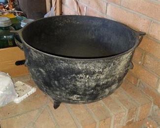 Cast iron stew pot