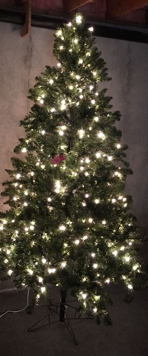 Beautiful, Clean Christmas Tree w/ Lights Ready To Go For The Holidays! 👍