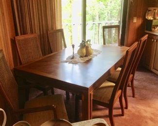  Thomasville Dining Table w/6 Chairs, 2 Leaves, and Table Pads in Excellent Condition