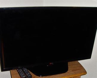 LG FLAT SCREEN TV, WE ALSO HAVE A SAMSUNG FLAT SCREEN TV.  BOTH ARE SUPER NICE! (SEE NEXT PHOTO)