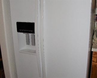 2016' WHIRLPOOL SIDE BY SIDE FRIDGE WITH DISPENSERS. EXTRA NICE APPLIANCE RIGHT HERE! (SEE NEXT 2 PHOTOS)