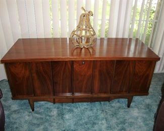 MID-CENTURY "LANE" CEDAR CHEST WITH KEY