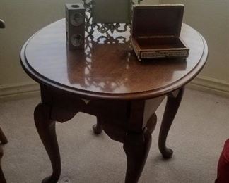 Side table Broyhill oval top table with one drawer and Cabriole legs 