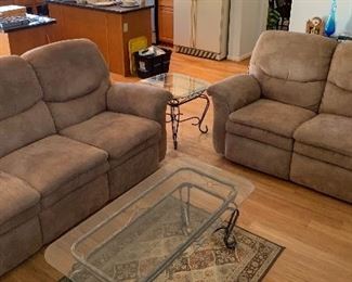 La-Z-Boy Microfiber Reclining Sofa/Couch	41x88x40in	HxWxD	