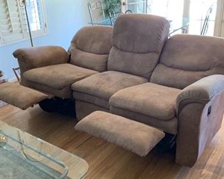 La-Z-Boy Microfiber Reclining Sofa/Couch	41x88x40in	HxWxD