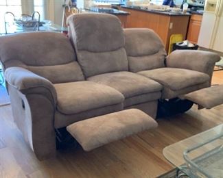 La-Z-Boy Microfiber Reclining Sofa/Couch	41x88x40in	HxWxD