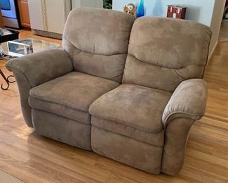 La-Z-Boy Microfiber Reclining Loveseat/Sofa	41x67x40in	HxWxD	