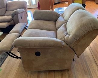 La-Z-Boy Microfiber Reclining Loveseat/Sofa 41x67x40in HxWxD