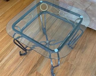 Scroll Iron & Glass End Table	21x25x25in	HxWxD
