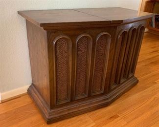 Teledyne Packard Bell Console Stereo / Record Player 28x40x20in HxWxD