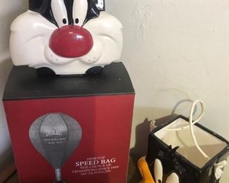 Disney Daffy Duck and Sylvester, Speed Bag