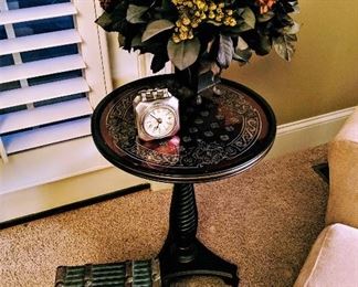 Accent table