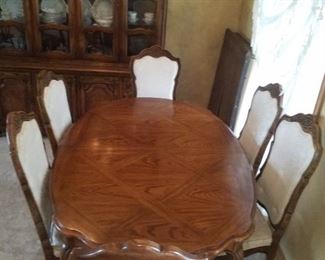Dining room table with 6 chairs and 2 leaves
