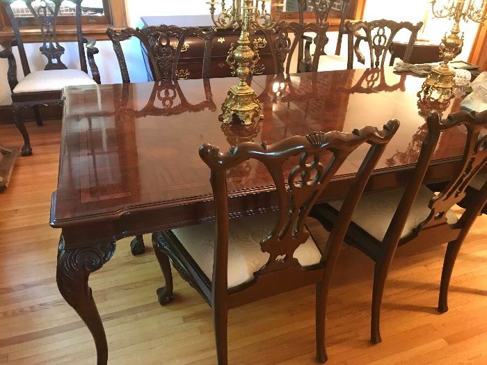Gorgeous dining room table w/10 chairs, leaves & pads