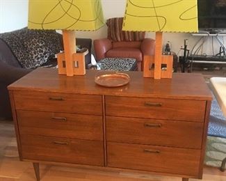 MCM Dresser, Deco lamps