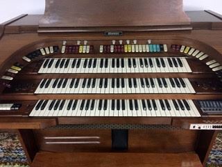 This organ was owned by Helen Brach!!!! The Brach candy heir that disappeared!