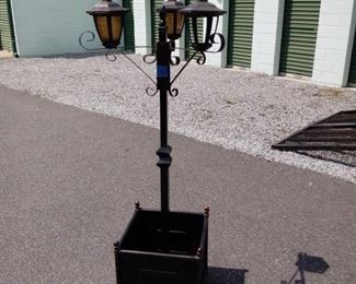 GARDEN LIGHT AND PLANTER