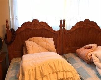 Set of twin beds 