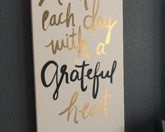 several decor items w/ inspirational sayings