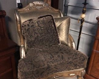 chair that goes w/ set.