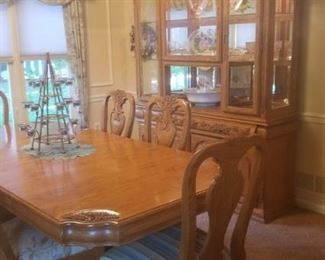 Stunning dining room set all pristine