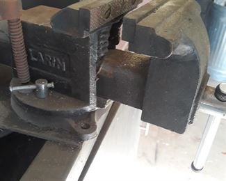 Larger vise, LARIN