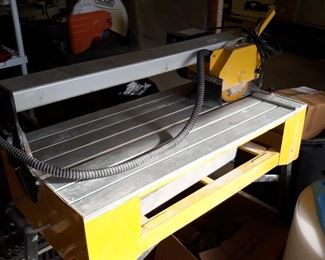 Tile cutting saw