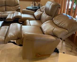 La-Z-Boy Leather Reclining Sofa/Couch	38x84x35in	HxWxD
