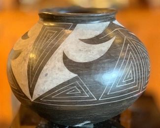 SILVEIRA Etched Black Mexican Pottery Mata Ortiz	7in H x 9in diameter	
