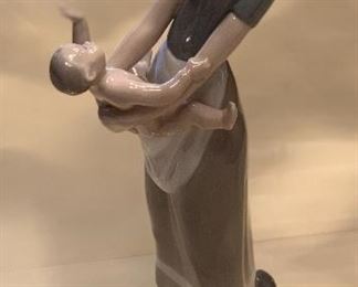 Lladro 4575 Motherhood Porcelain Figurine	 	

