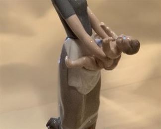 Lladro 4575 Motherhood Porcelain Figurine	 	
