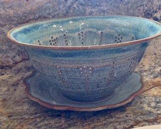 Glazed Stoneware Colander	 	
