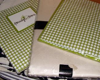 New in package table linens