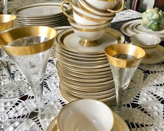 Flintridge China, Theme pattern, service for 12 plus, wide gold rim, 24Kt gold rim stemware, wine glasses, cordial glasses, elegant