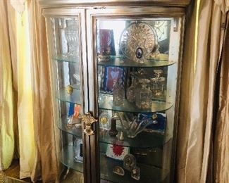 Lighted display cabinet by Henredon with Mother of Pearl top! Stunning when lit.