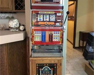 Lot 002 
Universal Dist. of Nevada Slot Machine
