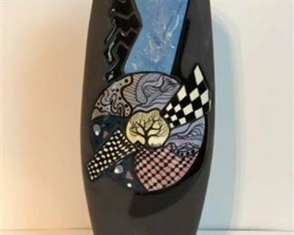 Lot 057 
Artist Motif Vase
