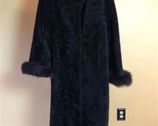 Lot 061-B 
Ladies Fur Collar and Cuffs Coat
