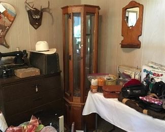 Miscellaneous Sewing Items & Singer Sewing Machine