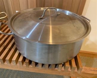 96. 18 Qt Stainless Steel Lidded Pot Made in Valencia