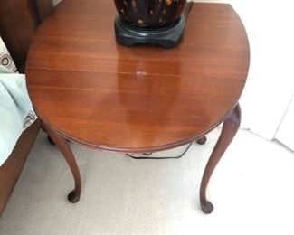Queen Anne Oval side table with 2 drop leaves