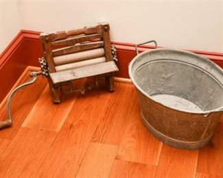 Antique Clothes Wash Tub wAttachable Ringer