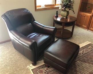 Flexsteel Dark Brown Leather Chair & Ottoman; 28” Round Hooker Lamp Table
